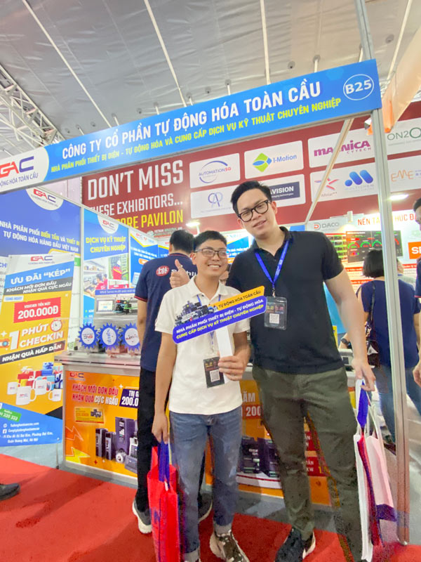 Khách hàng tham gia chương trình checkin tại gian hàng GAC
