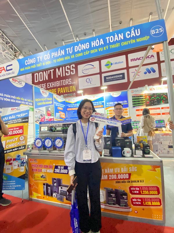 Khách hàng tham gia chương trình checkin tại gian hàng GAC
